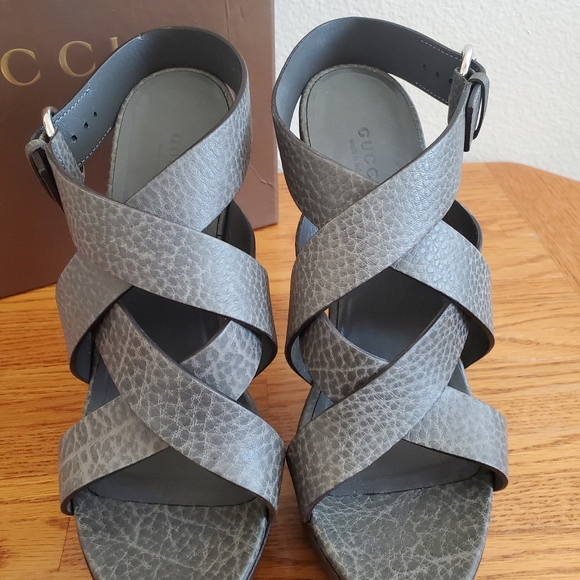 Gucci Pebbled Asphalt Grey Leather Strappy Platform Sandals Women's Shoes  8.5 - Picture 5 of 16